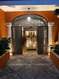 Gången in i hotellet från poolen