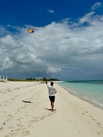Grace Bay 5 minute walk & no big hotels or loud music so very peaceful