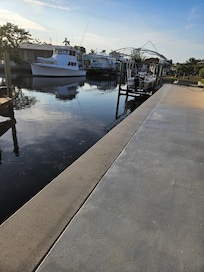 Long wall with no boat cleats