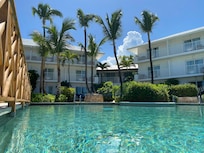 Swim up pool
