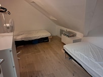 Chambre avec 2 petits lits