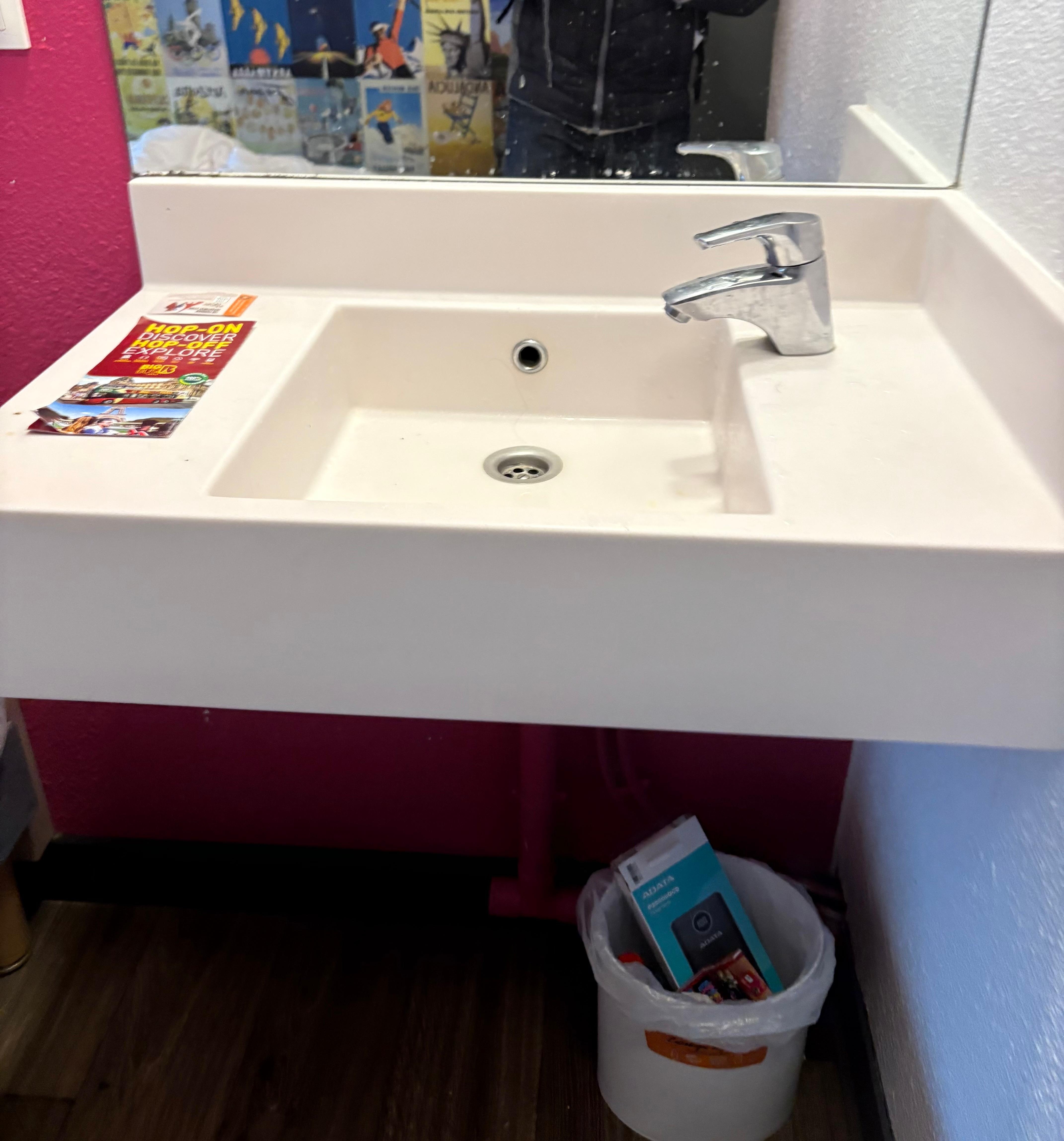 Solo tienes un lavabo adentro del baño. No hay toallas