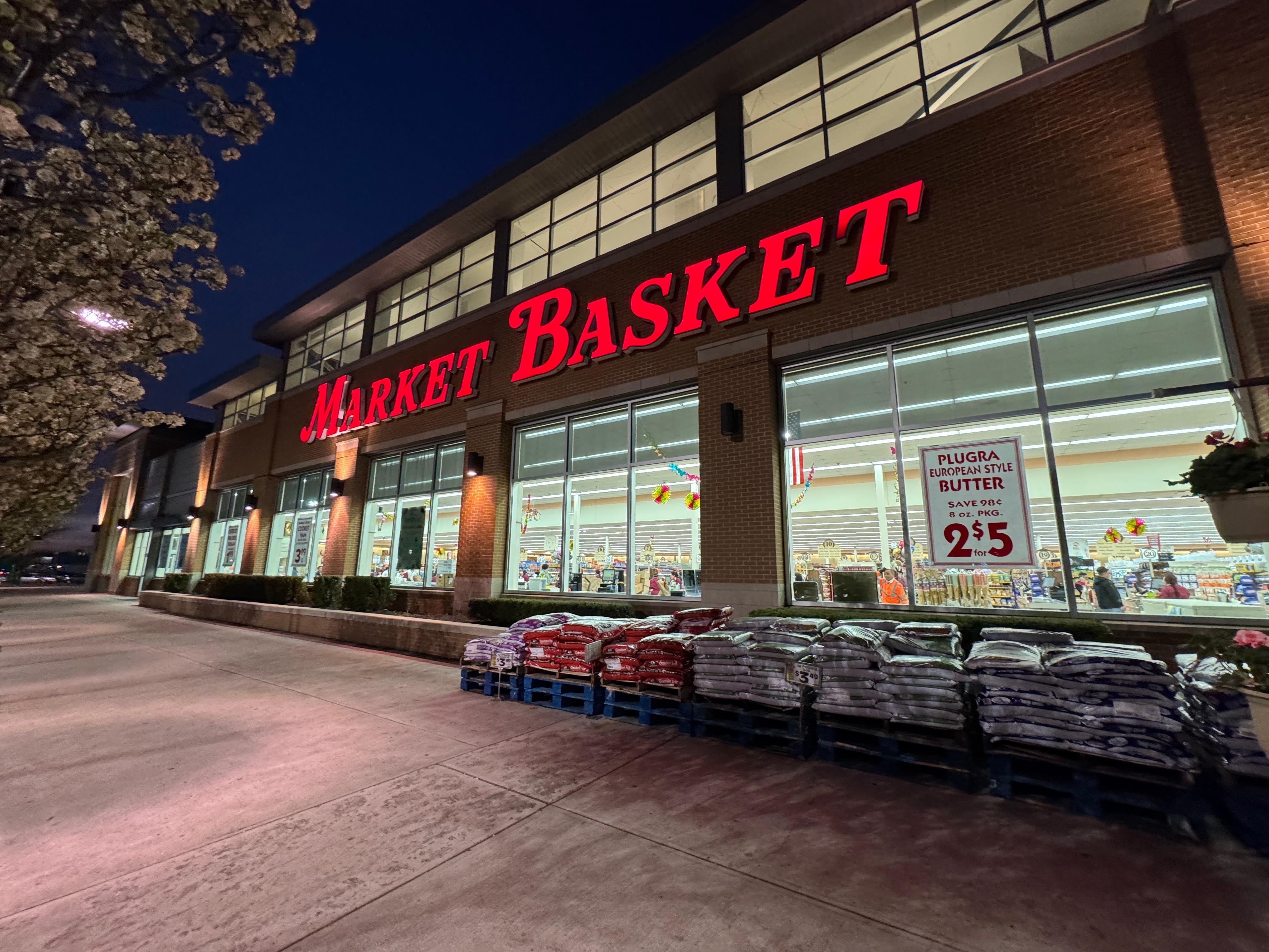 近くのスーパーが夜も営業。明るくていい。