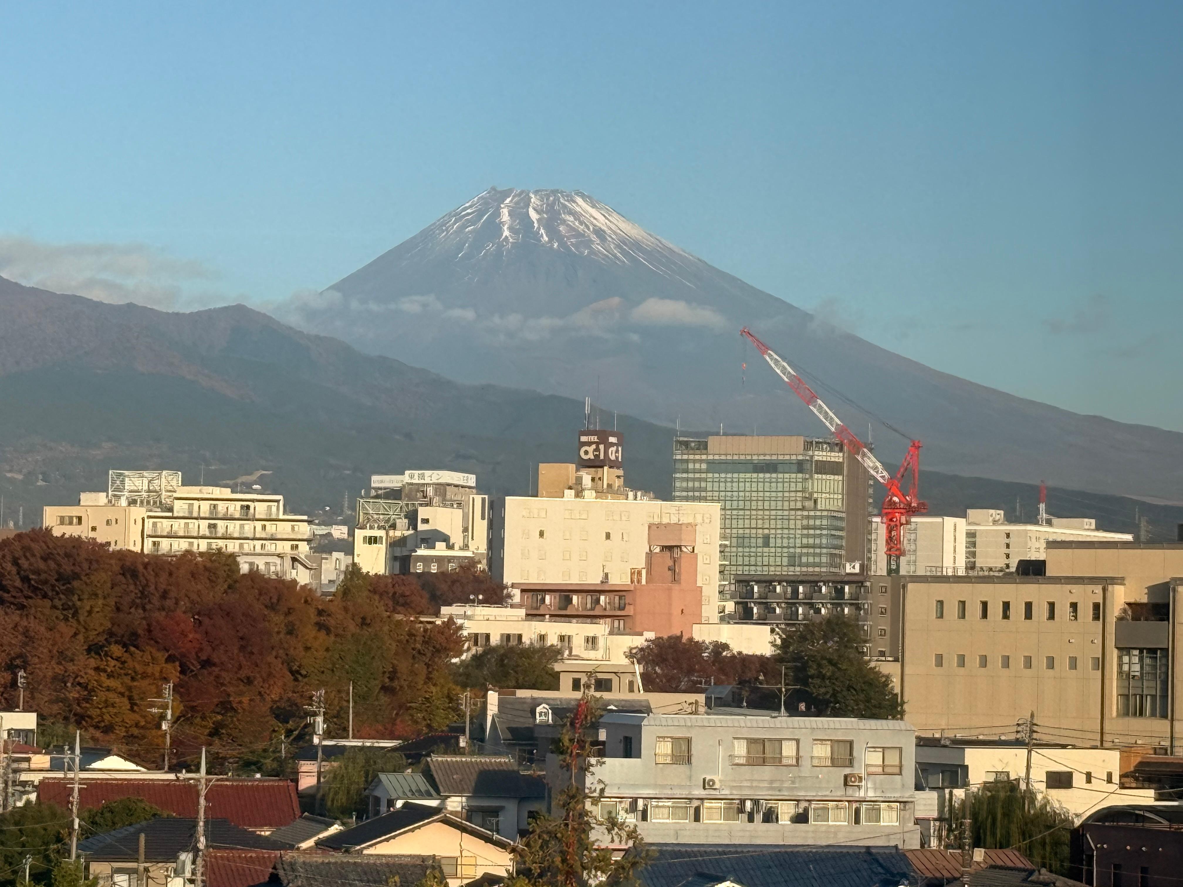 朝の富士山の眺めを5倍レンズで撮影