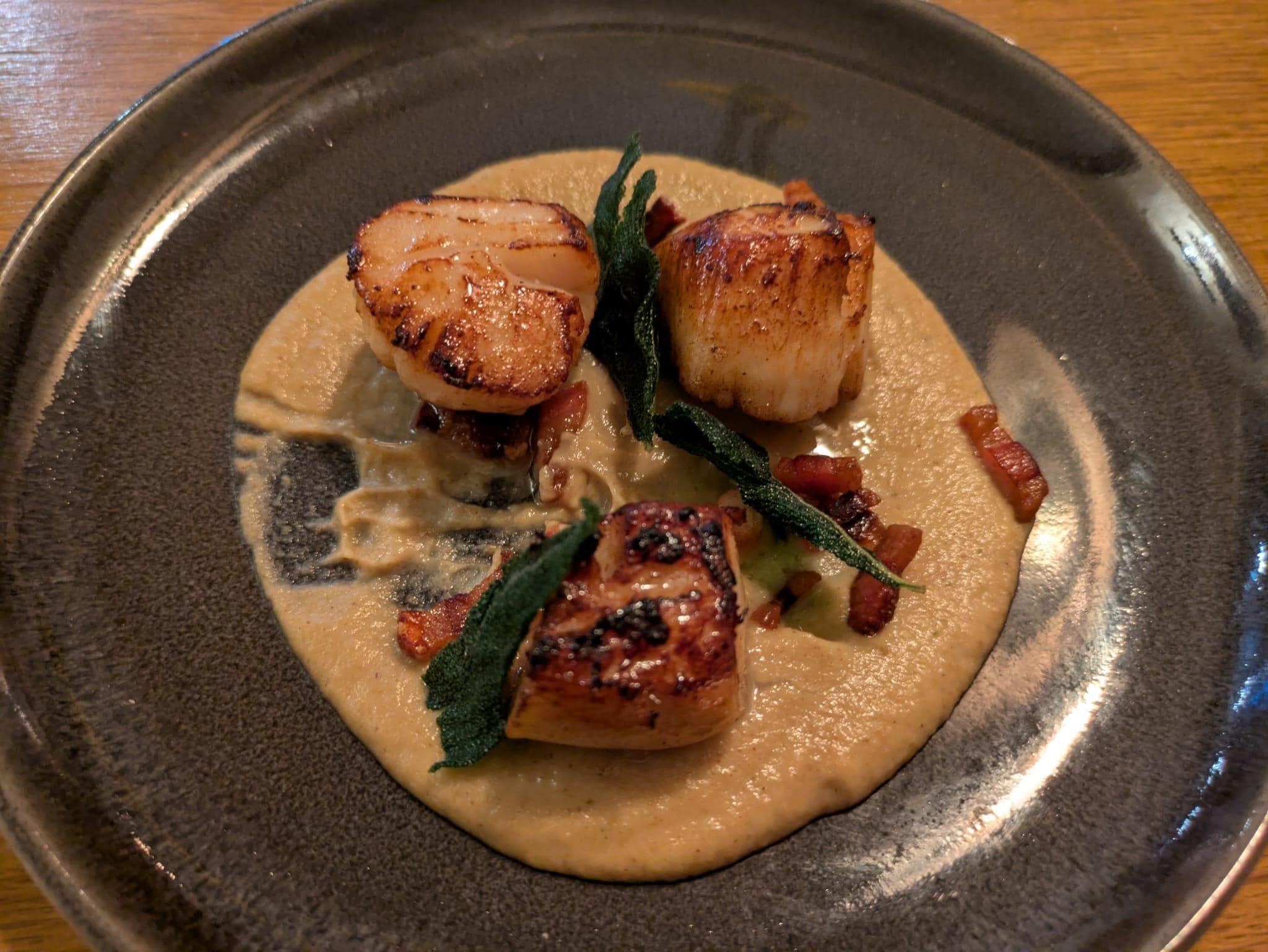 Seared scallops as starter