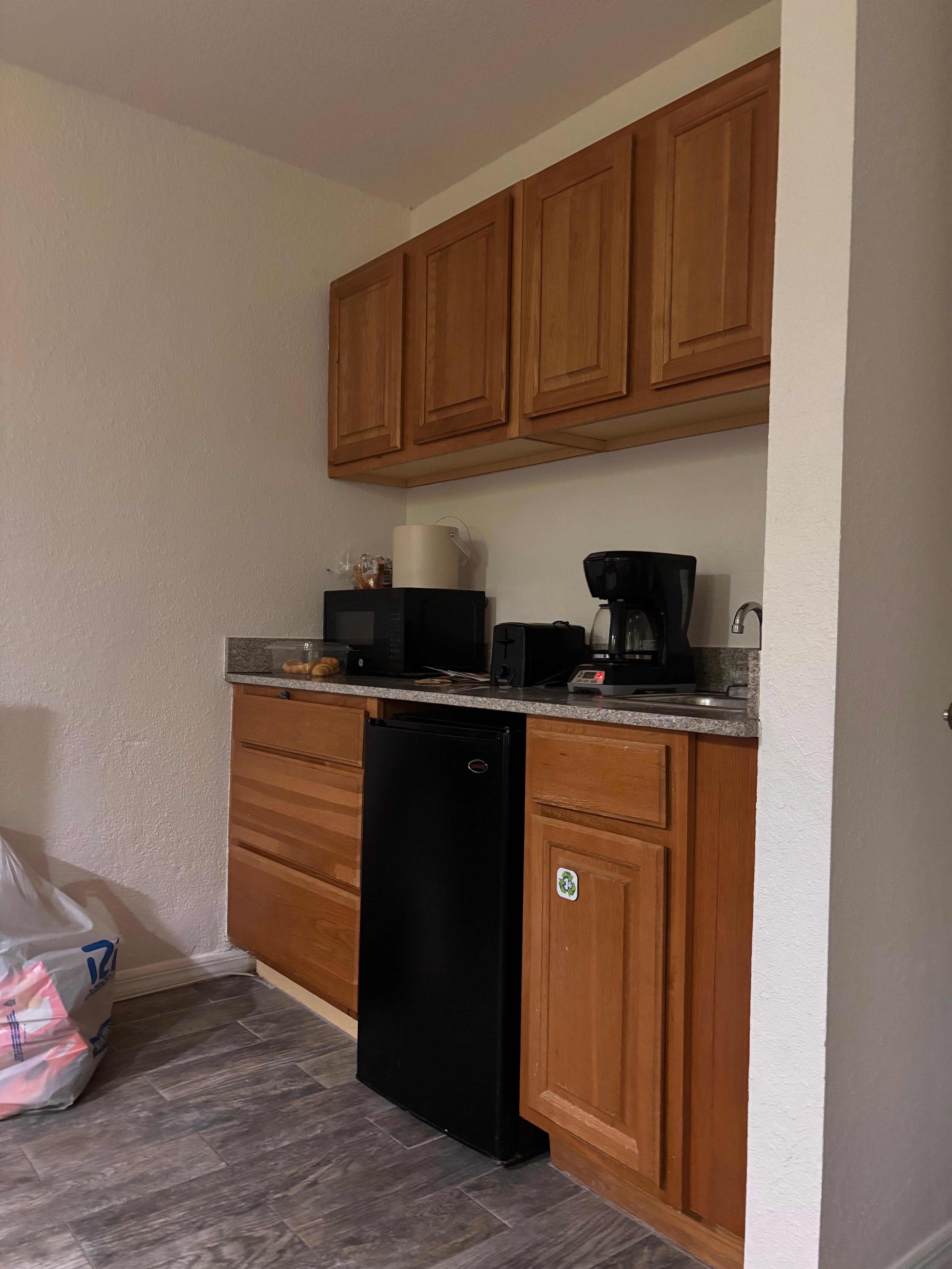 Although it seem luminous in fact kitchen is darker and sometimes we have to use our cell phones light to illuminate and see what we are doing like making sandwiches or preparing coffee and so on 