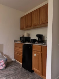 Although it seem luminous in fact kitchen is darker and sometimes we have to use our cell phones light to illuminate and see what we are doing like making sandwiches or preparing coffee and so on