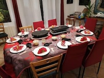 Grande table pouvant accueillir un bon groupe