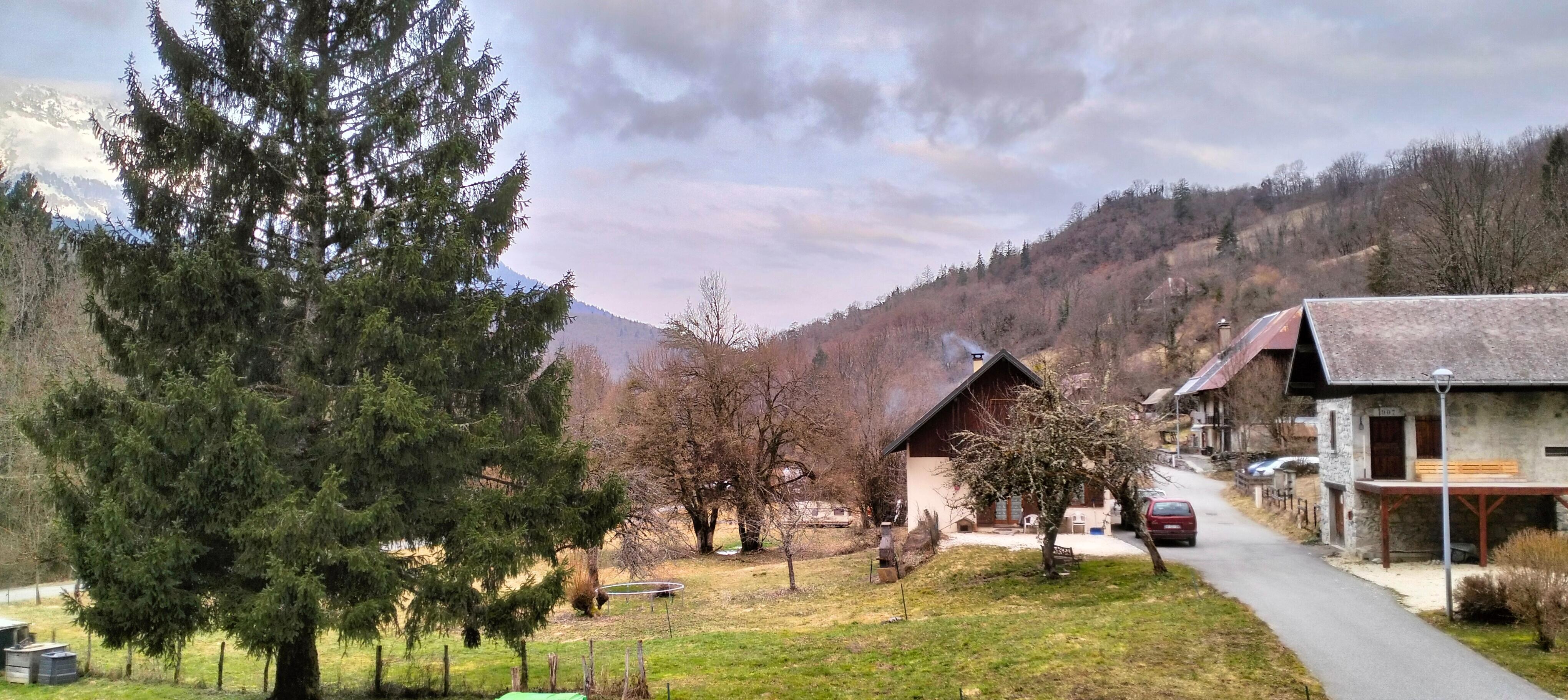 vue de la chambre et de la salle de bain 