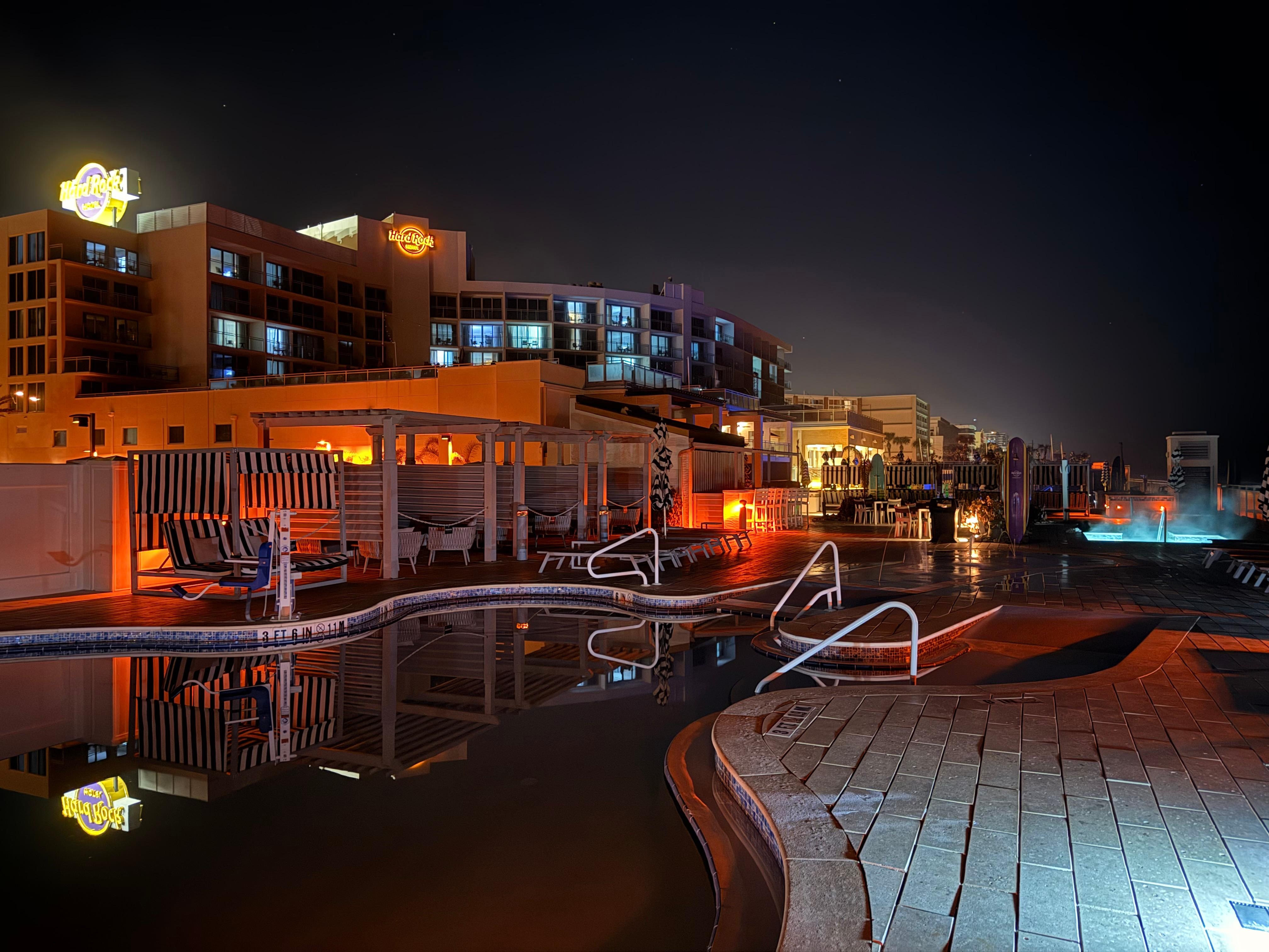 Vom Pool aus bei Nacht 