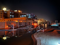 Vom Pool aus bei Nacht