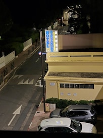Blick vom Balkon auf die Straße