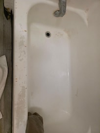 Tub mold, rust, dragging shower curtain, no drain plug
