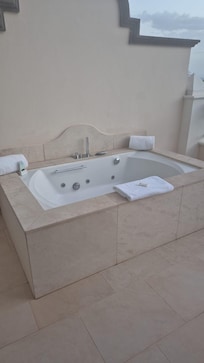 The jacuzzi - really great watching sunsets sipping champagne