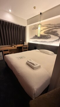 本館のお部屋。ベットが広い。