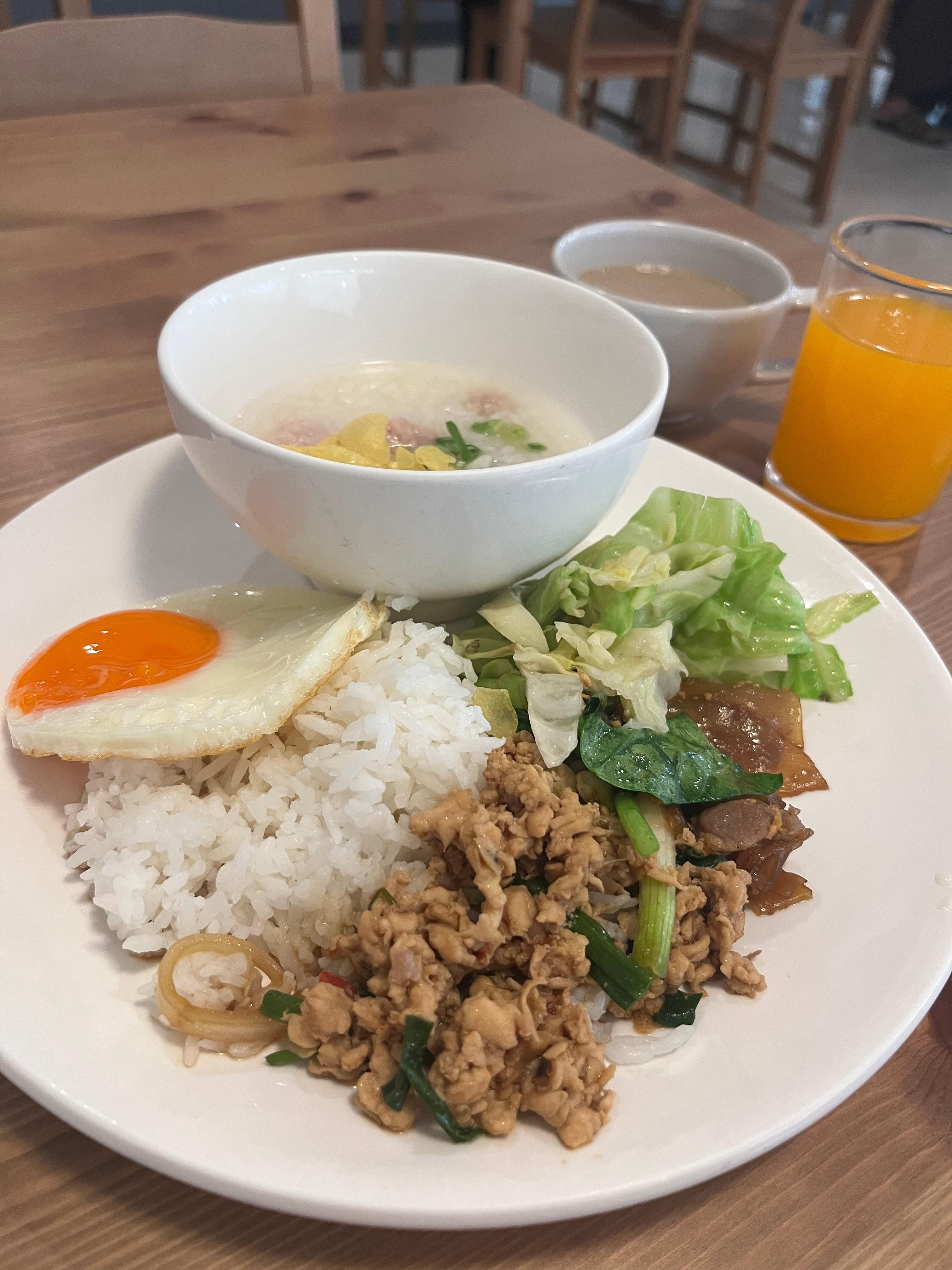 好きなものを好きなだけ食べられる朝ごはん。このほかにパンやプチマフィンも。