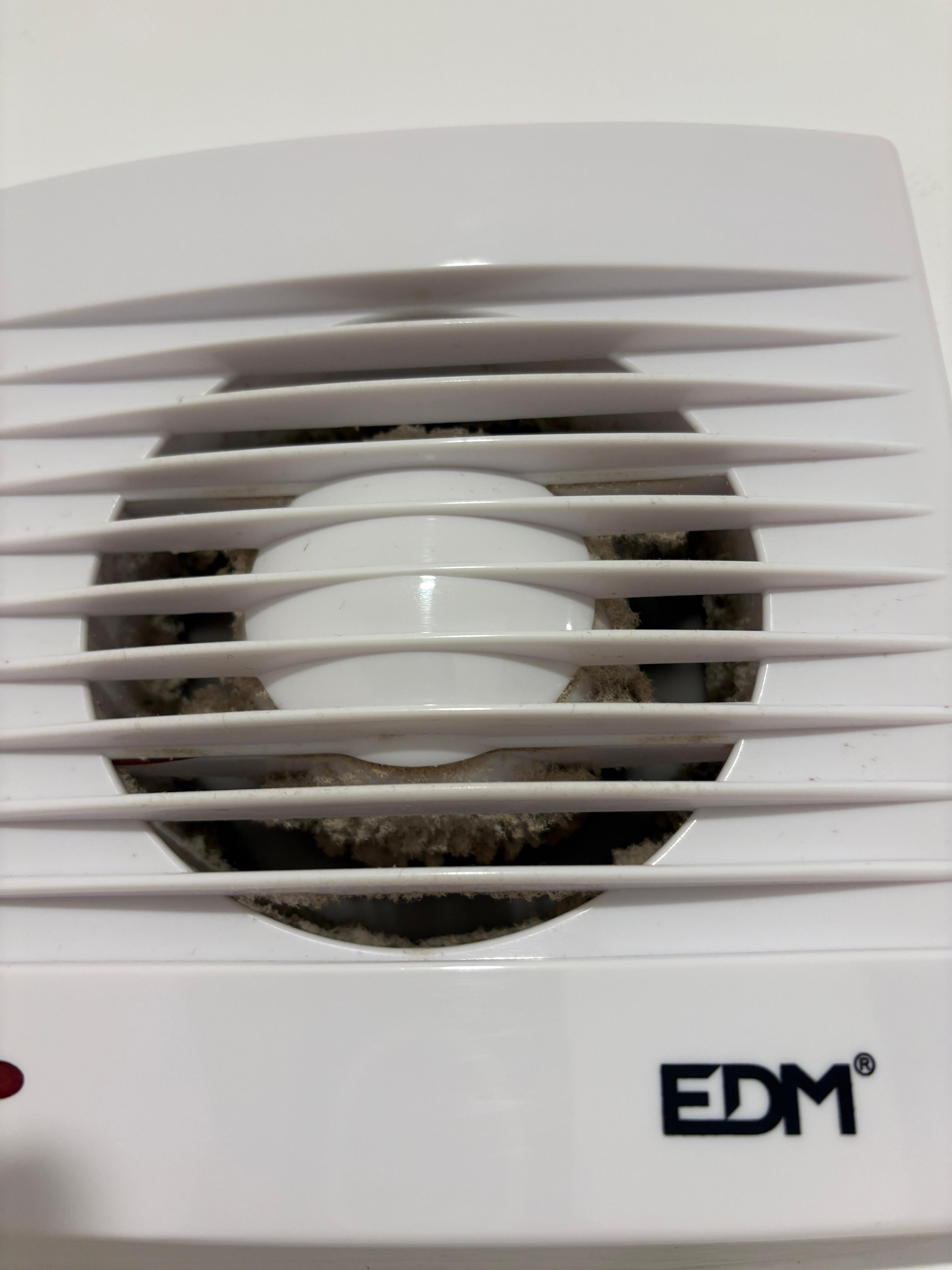 Ventilator im Bad scheinbar noch nie gereinigt 