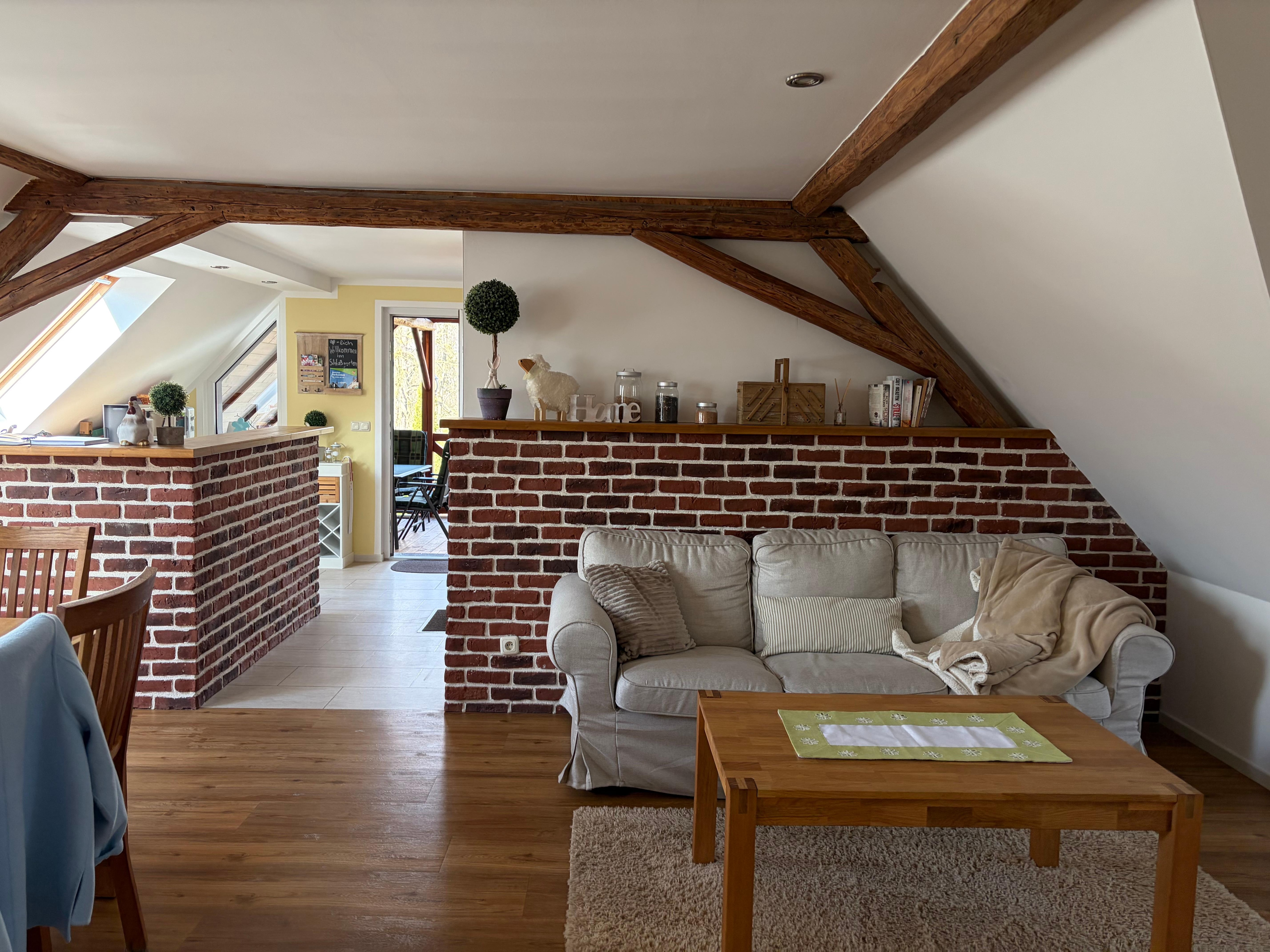 Wohn-/ Esszimmer mit Blick in die offene Küche