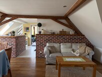 Wohn-/ Esszimmer mit Blick in die offene Küche