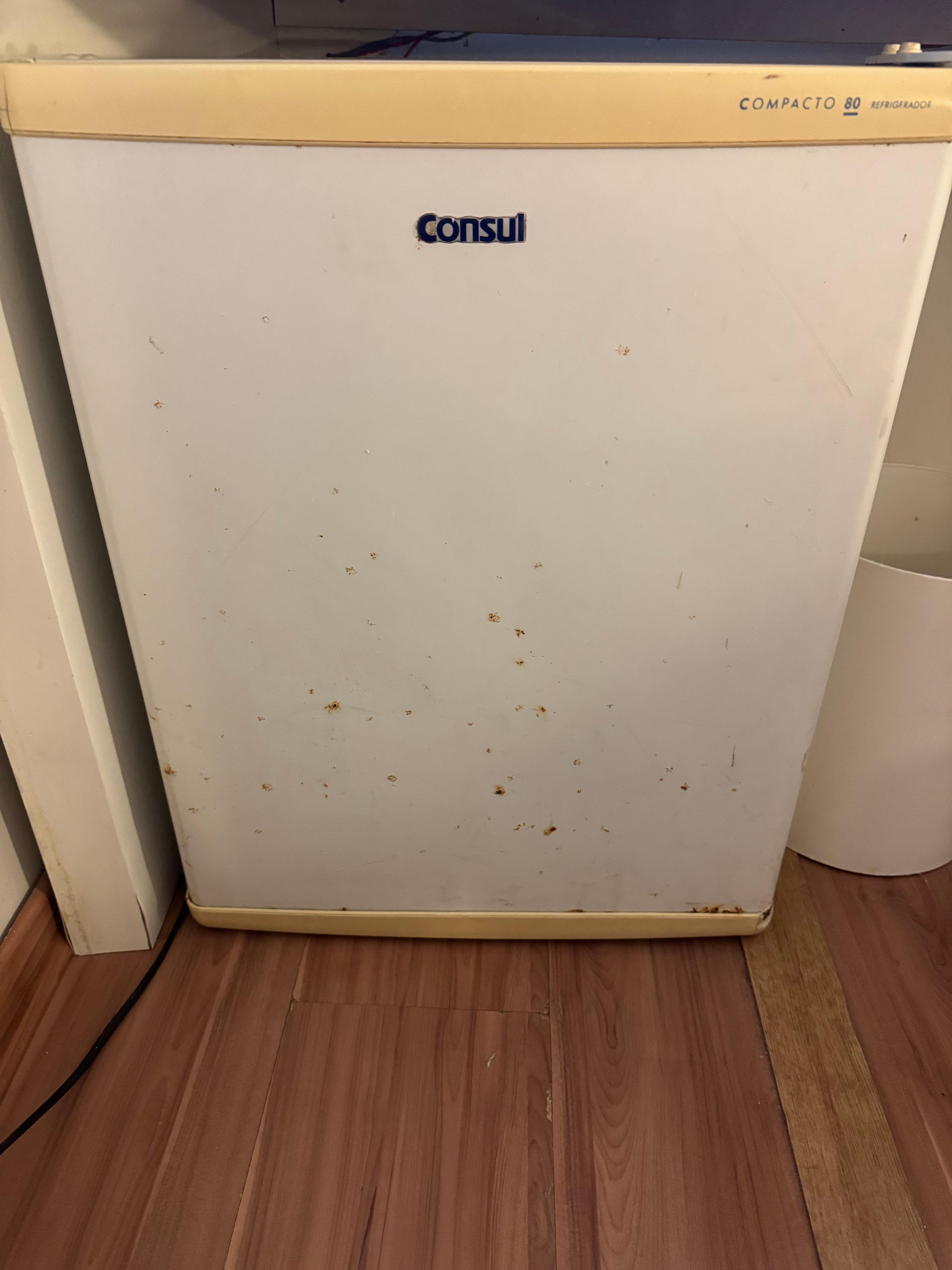 Frigobar enferrujado. 