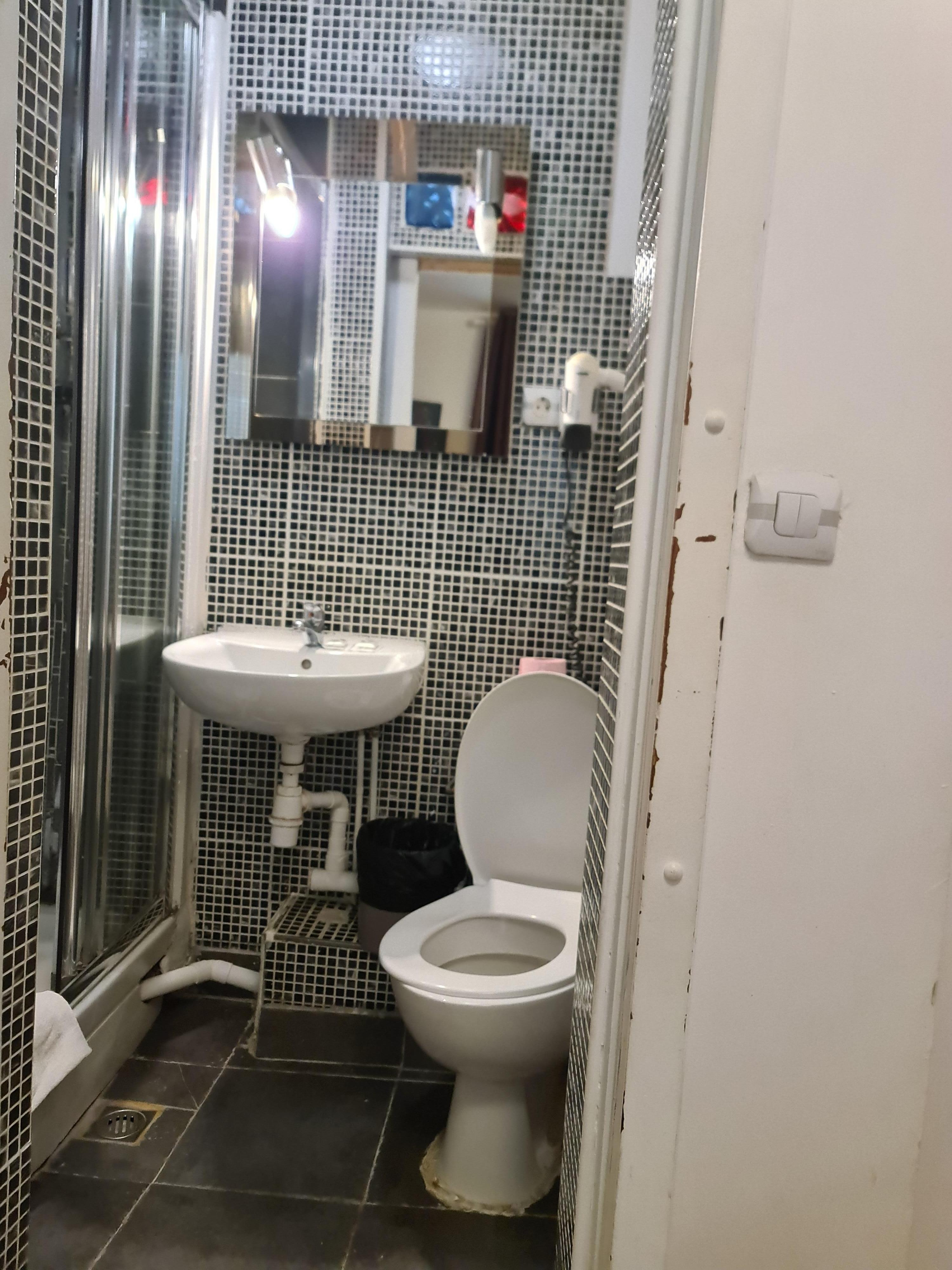 Small bathroom onto of beds 