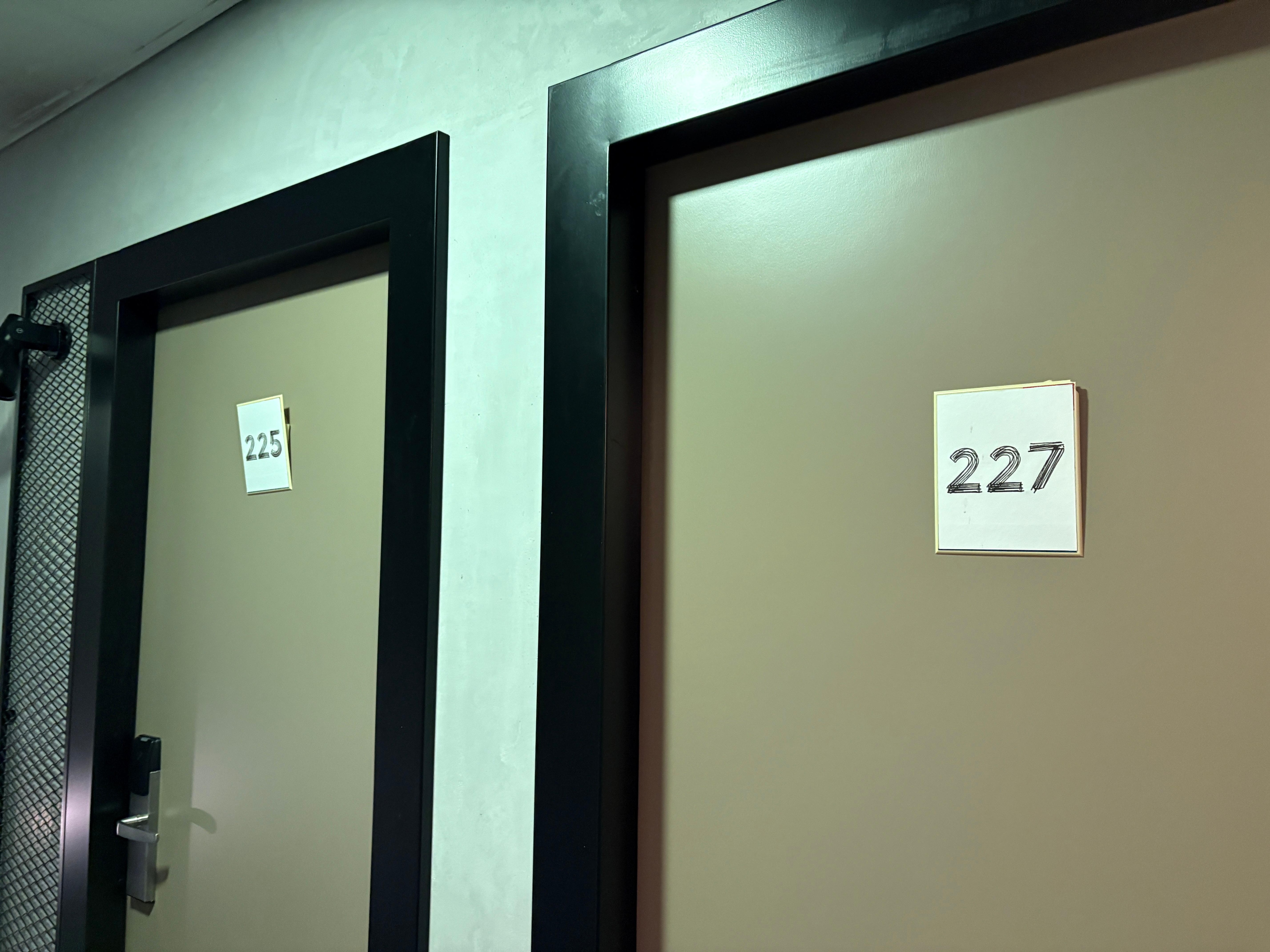 Les cartons des numéros de chambres ne tiennent pas