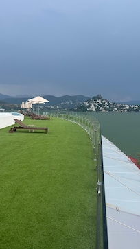 Camastros con vista al lago