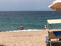 Spiaggia attrezzata vicino ad hotel