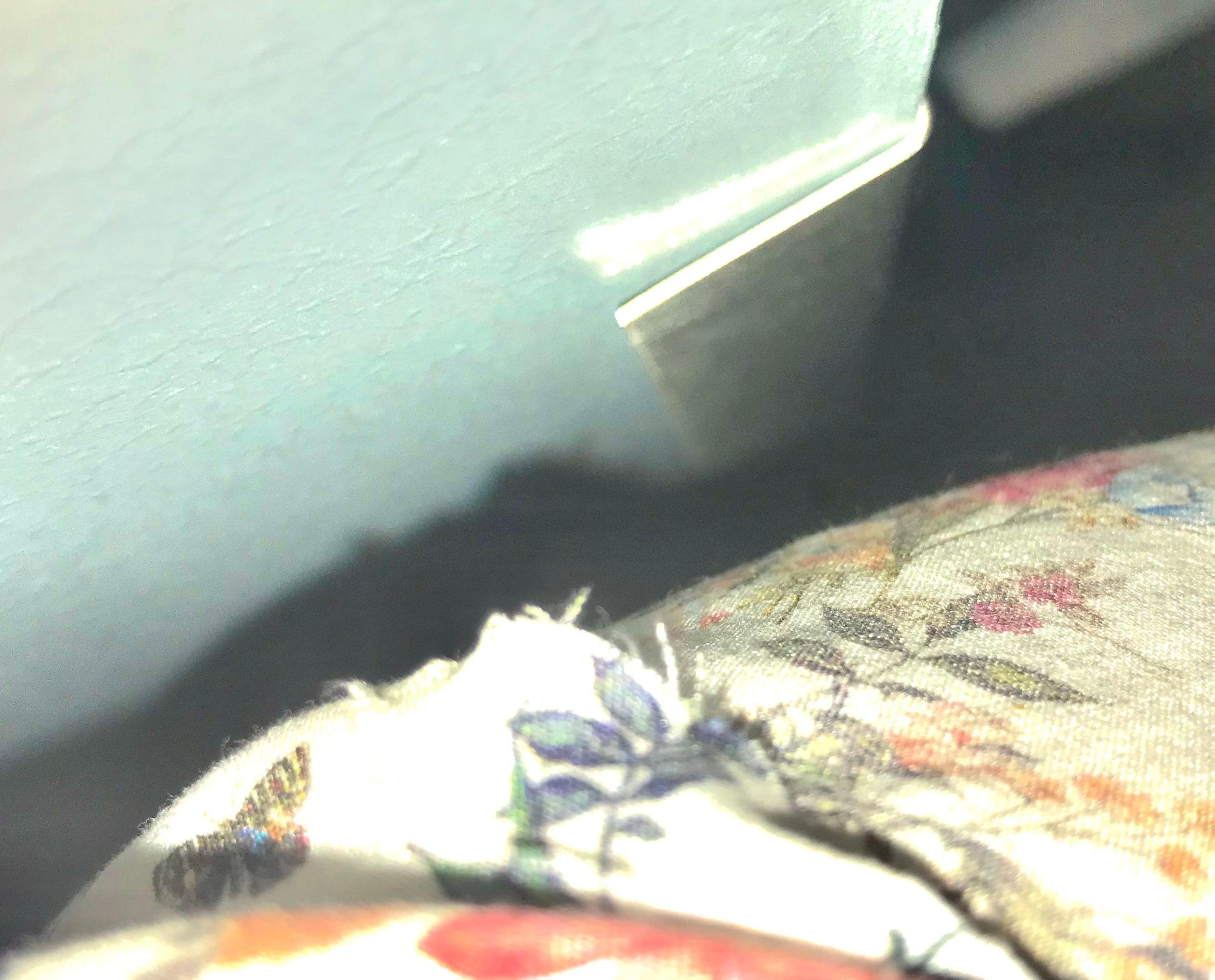 Tellement petite qu’il faut raser les murs, qui ont été abîmés donc baguette de protection métal qui a déchirée mon chemisier