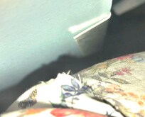 Tellement petite qu’il faut raser les murs, qui ont été abîmés donc baguette de protection métal qui a déchirée mon chemisier