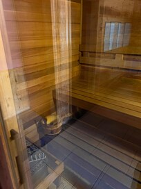 Sauna looks nice but is closed and off :( please try to have it on for your guest to enjoy