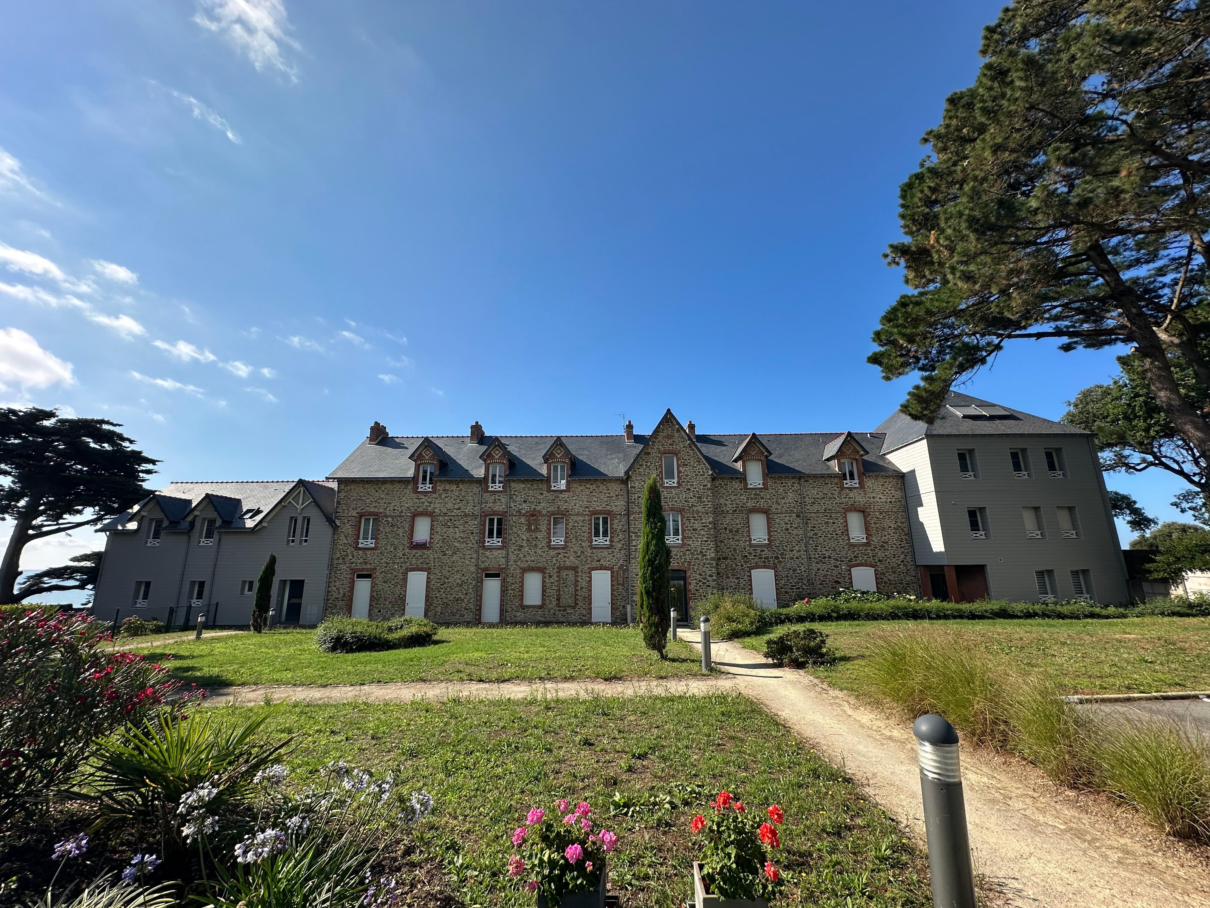 Gebäude Wohnung rechts im EG