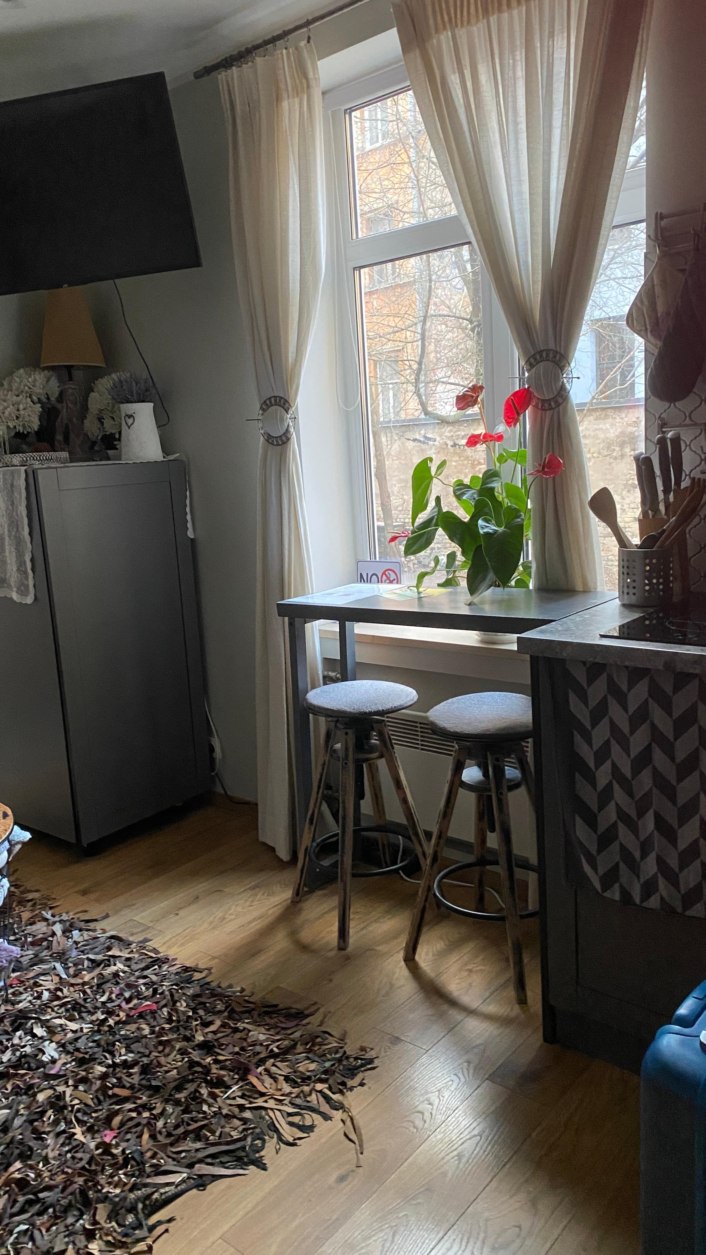 Kühlschrank und Tisch 