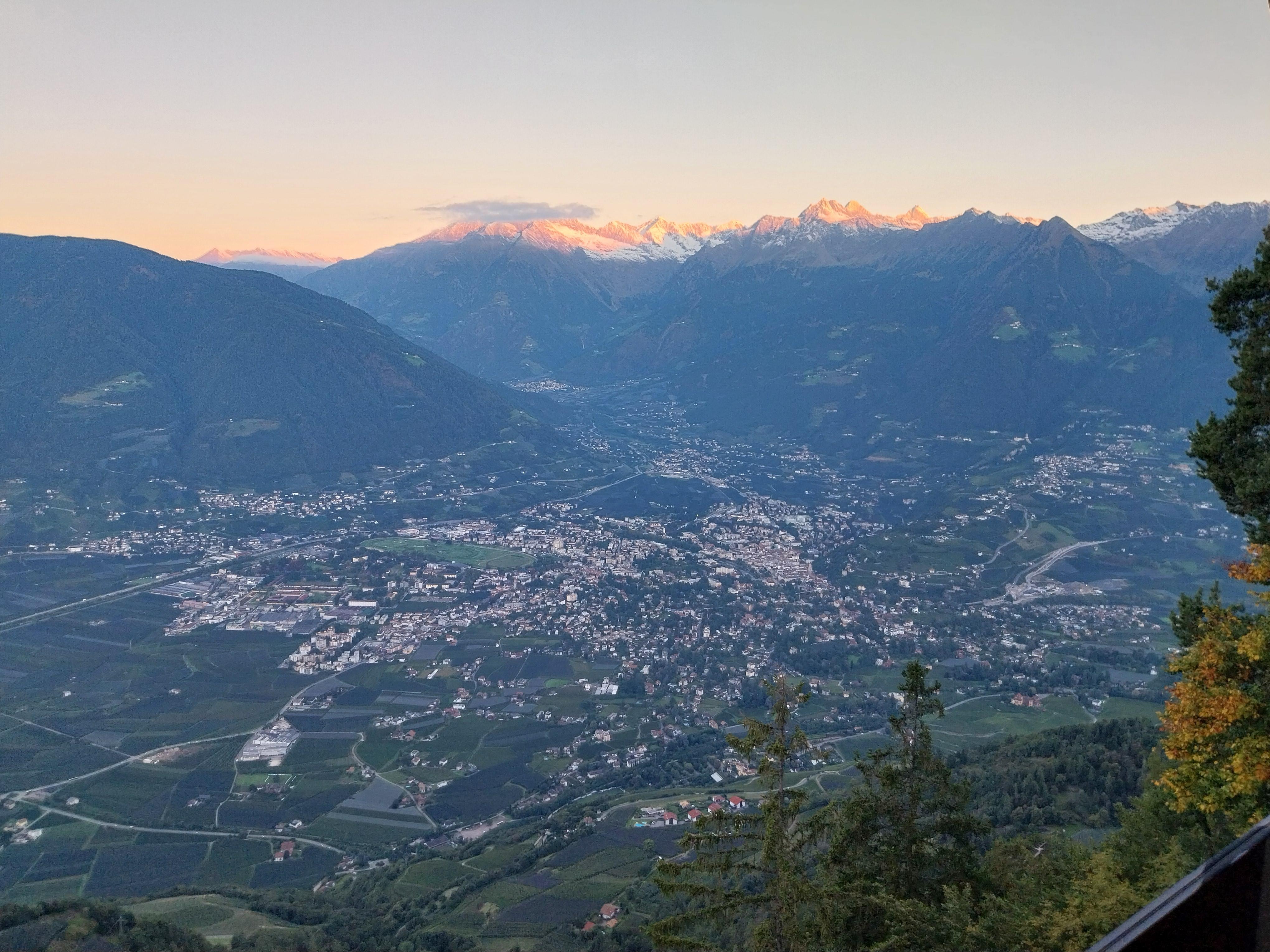 Blick vom Balkon auf Meran.