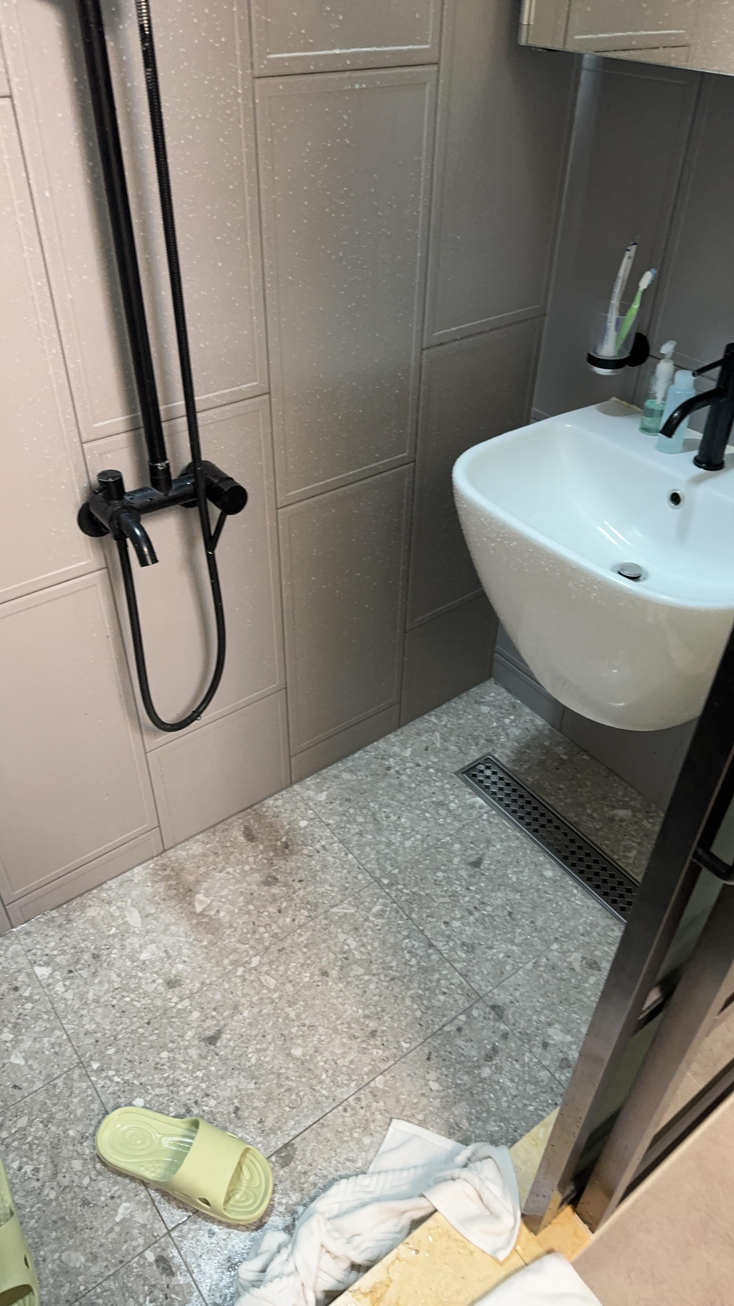 第一天洗完澡就水流成河。