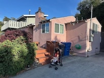 Cute beach house walking distance to store and restaurants and beach!