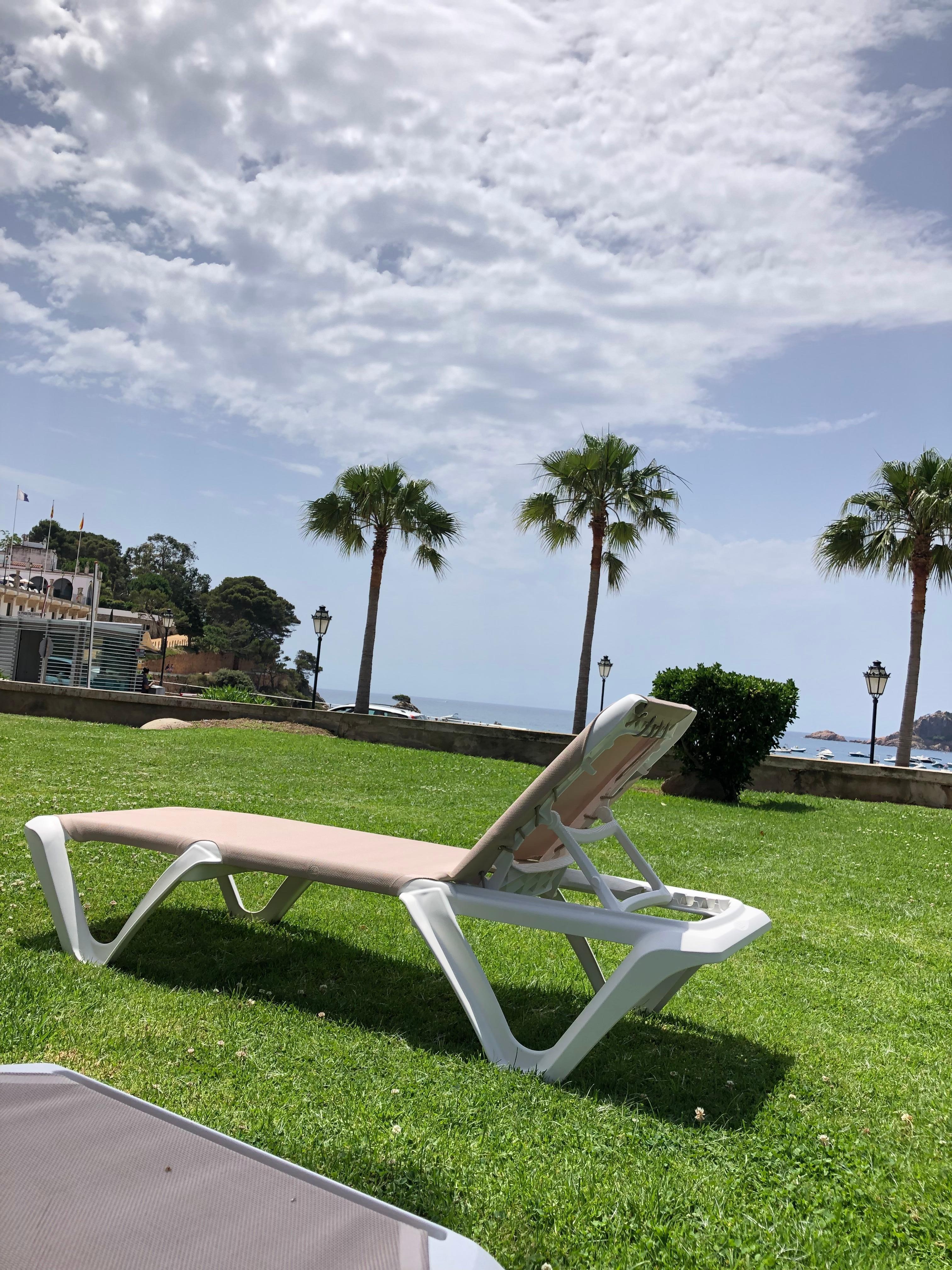 芝生の上で快適。波の音を聴きながら、時間がゆっくり流れます。