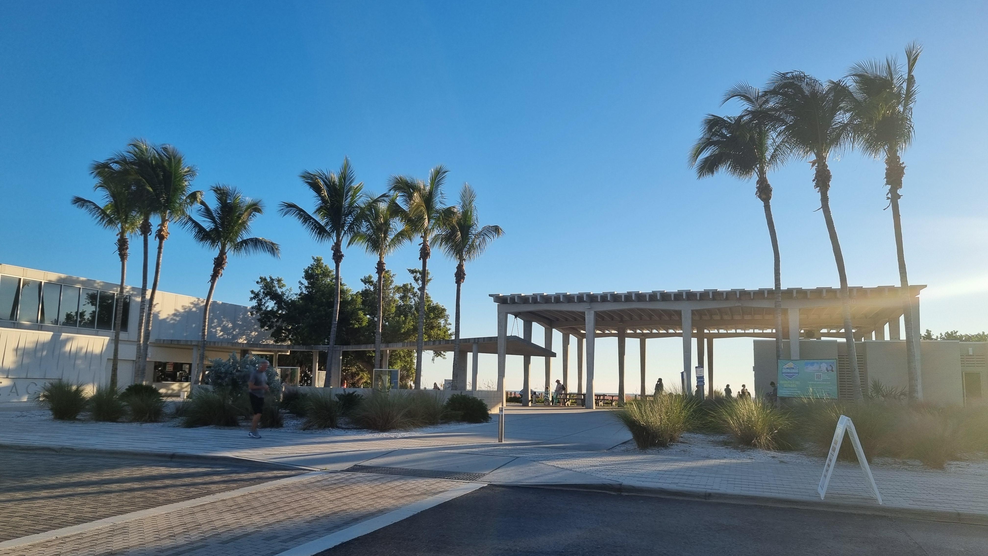 Strandzugang wo man einen Verpflegungsstand Toiletten vorfindet.