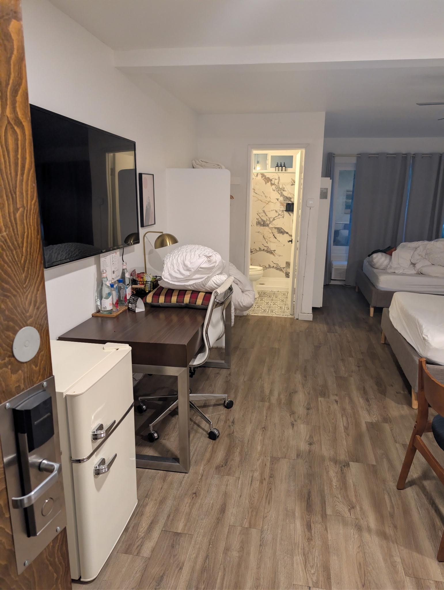 This is us walking into our room. Unacceptable we expect to receive the services we are paying for whick is a clean and ready room at check in not an hour after check in. 