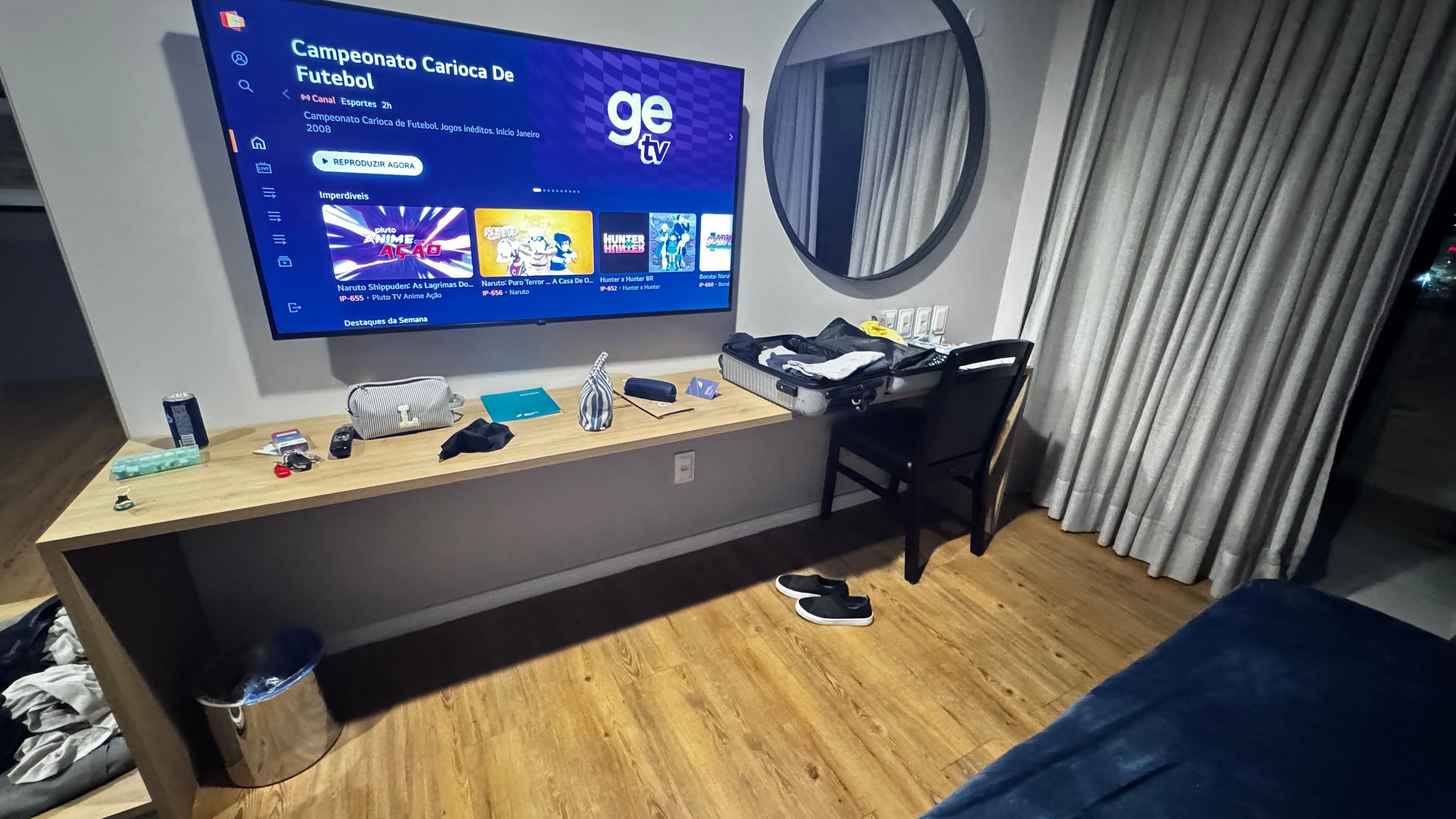 Só havia uma cadeira num apartamento, neste caso, um tinha que fazer a refeição sentado e o outro em pé