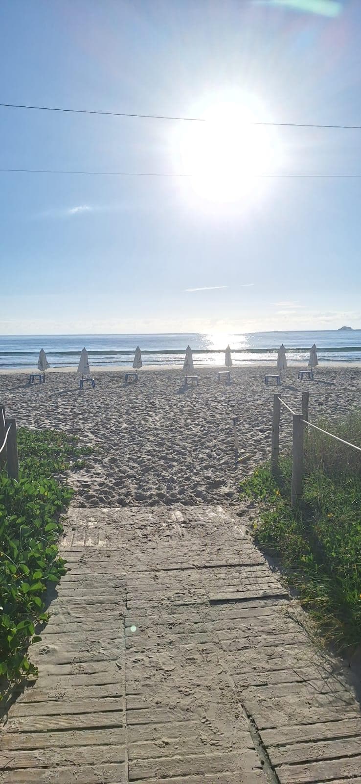 Pé na areia.