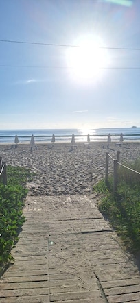 Pé na areia.