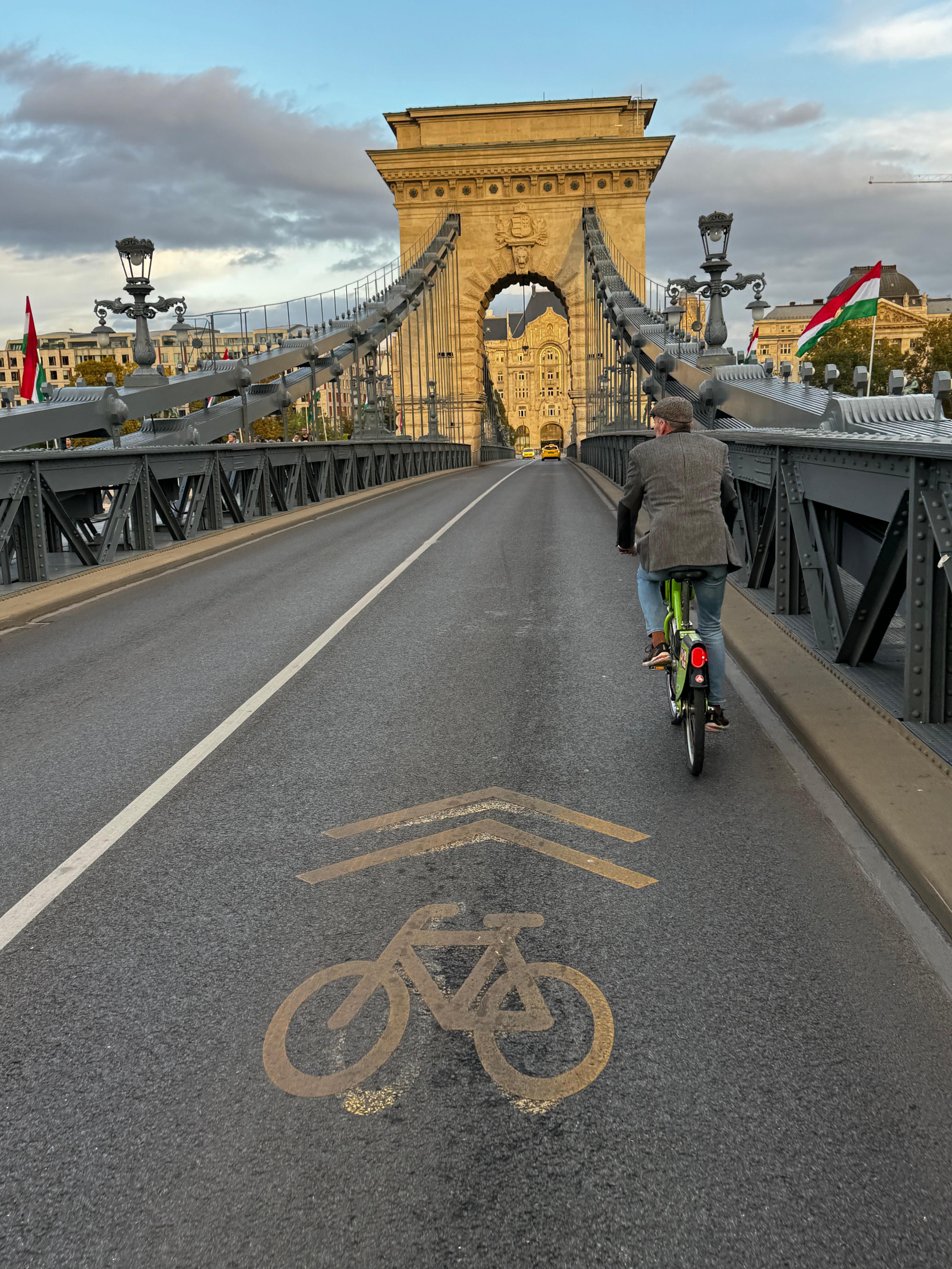 Fietsen over een van de mooie bruggen. Fietsen in Boedapest is goed te doen.