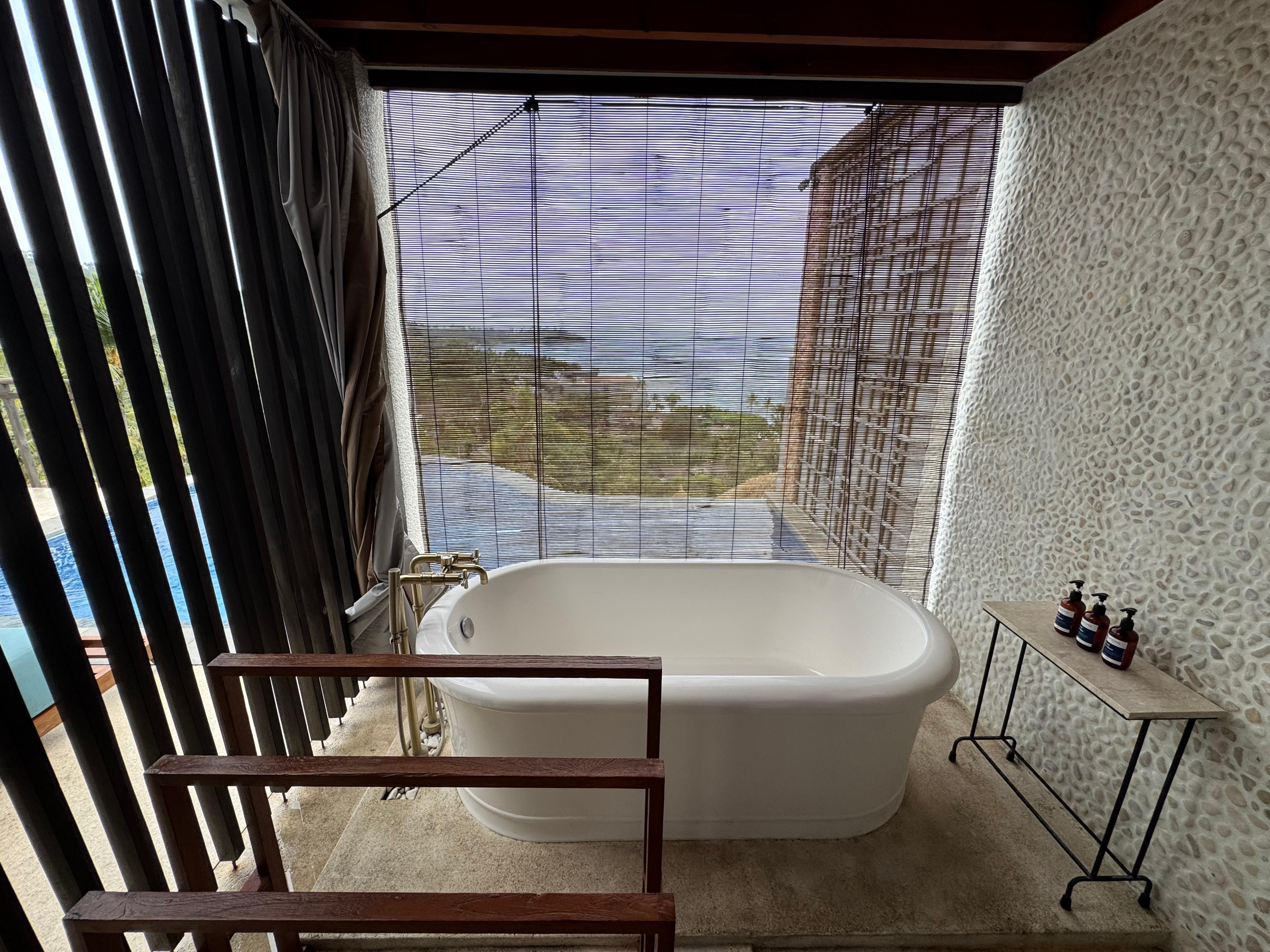 Villa bathtub & shower