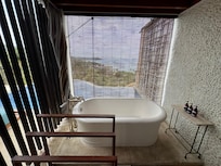 Villa bathtub & shower