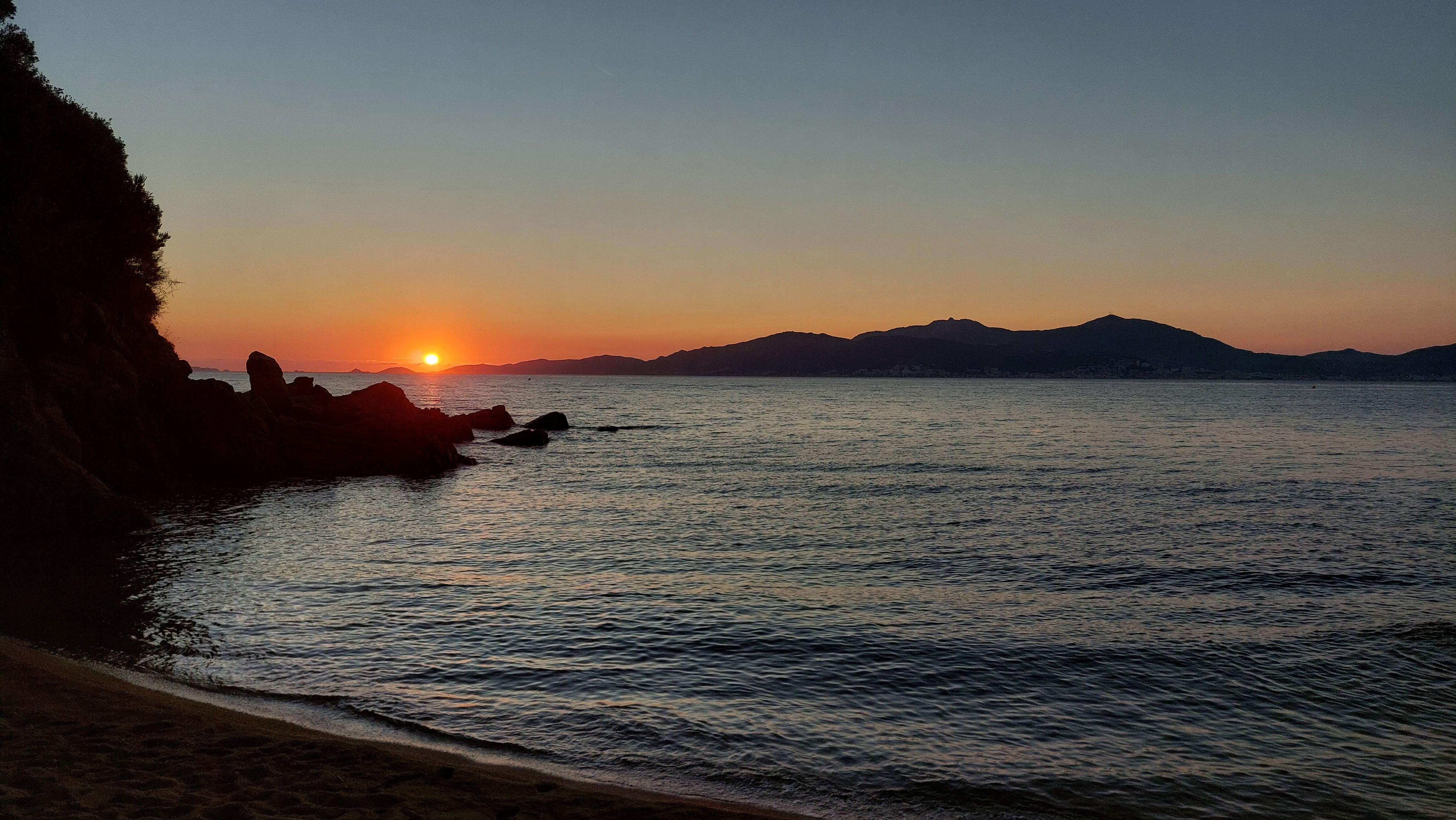 Sonnenuntergang am Strand gegenüber 