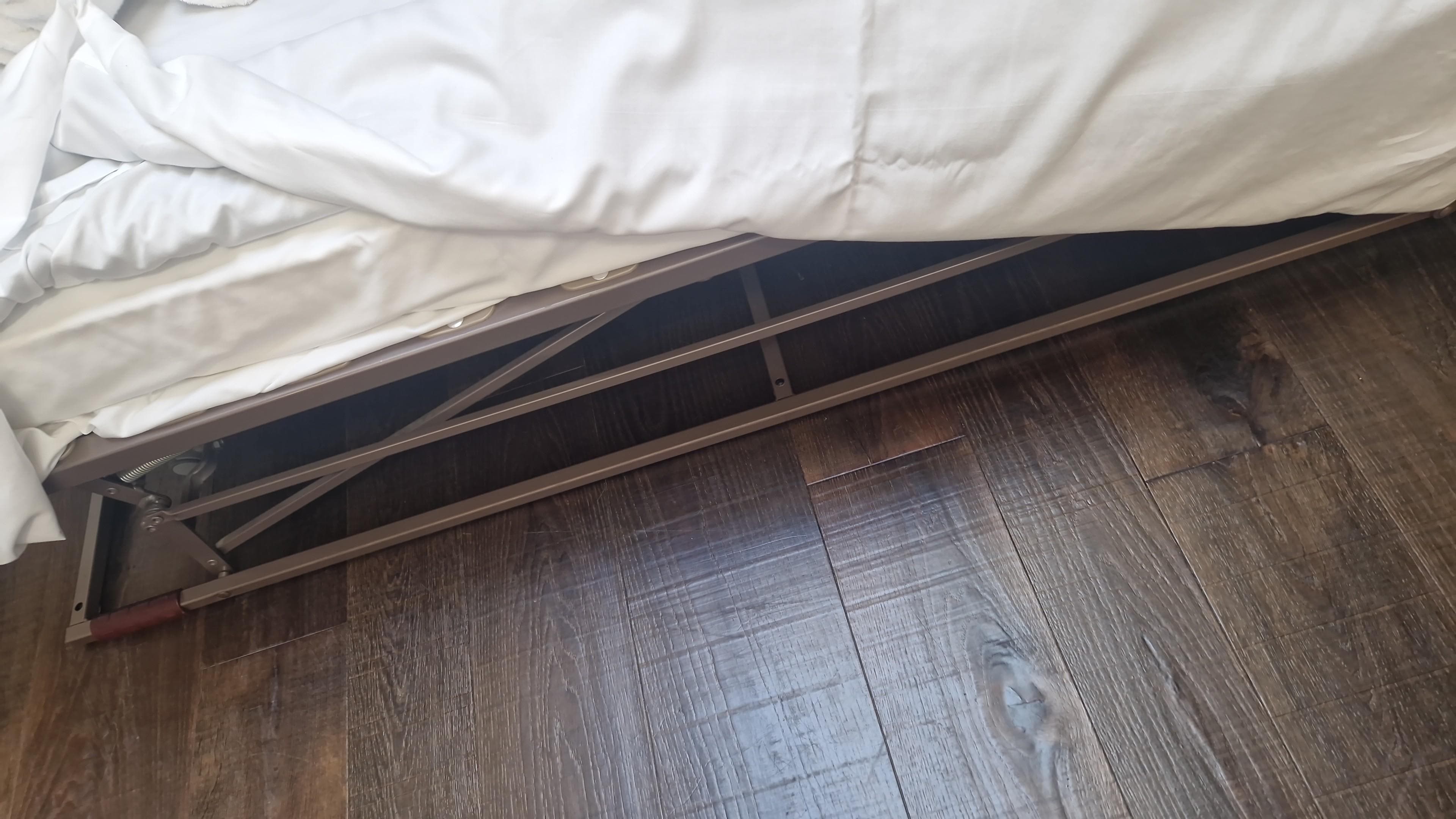 Metallbett als zusatzbett...total unbequem