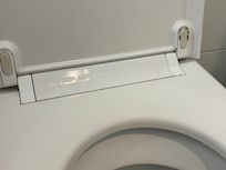 写真では見にくいですが、はねた水が蓋から垂れて、便座の奥のほうまで濡れてきます。