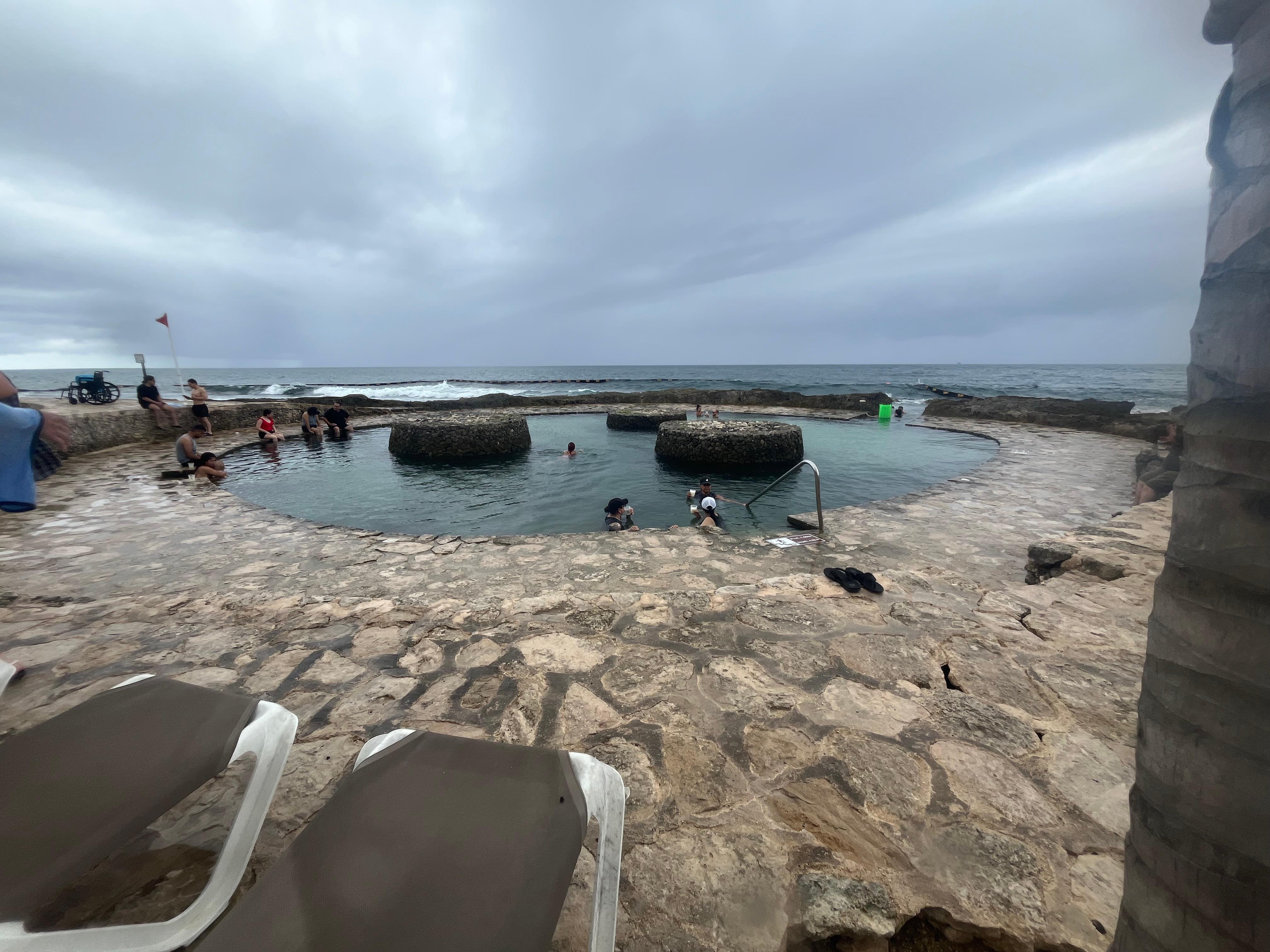 Piscina de agua salada entra el agua del mar