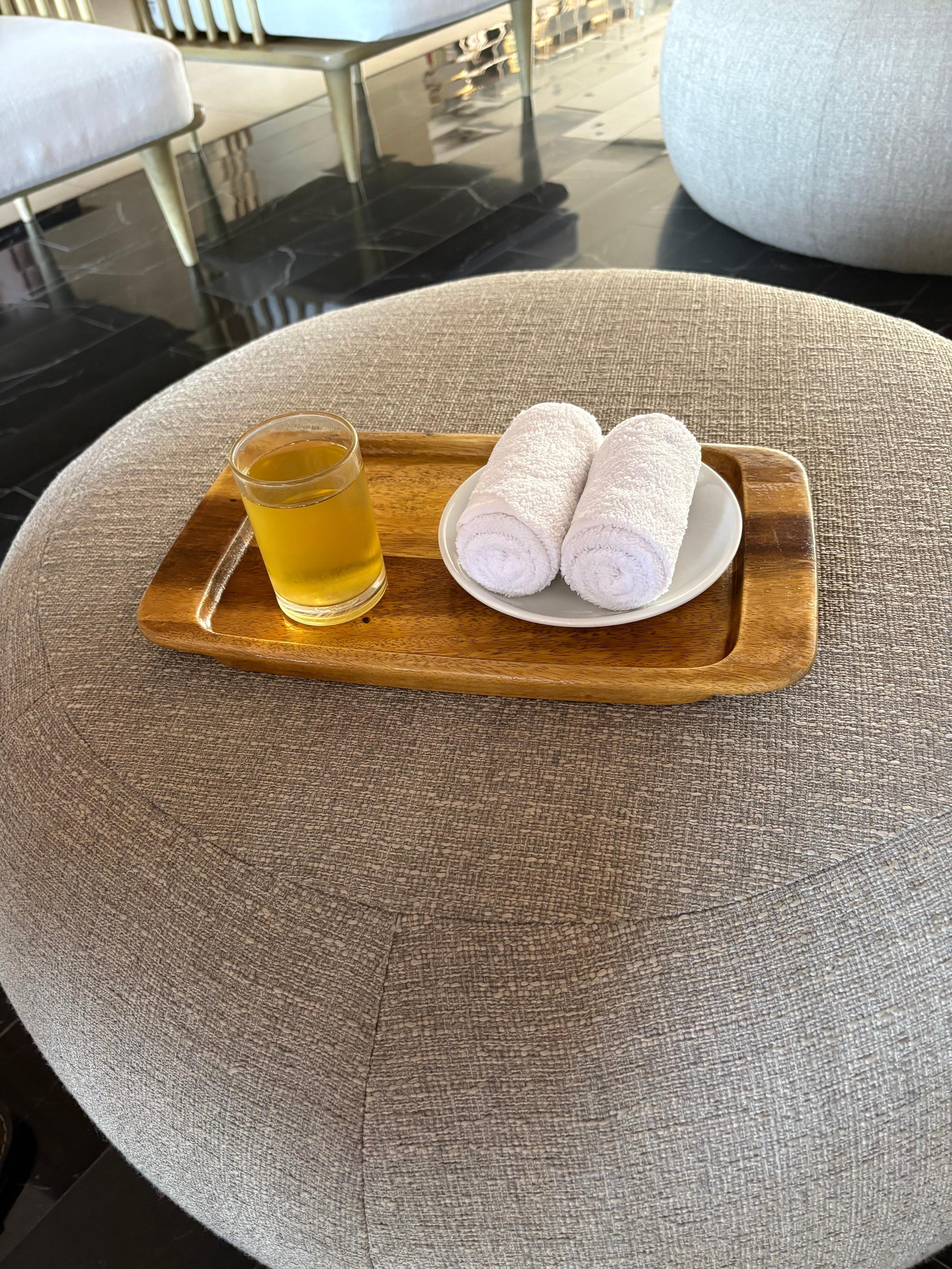 När vi checkade in fick vi kalla handdukar och ett kallt gott te